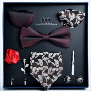 Set elegant 8 piese, MENZ®, model Gift, cravata, ac cravata, papion, 2 batiste, butoni, ornamente rever, maro/visiniu