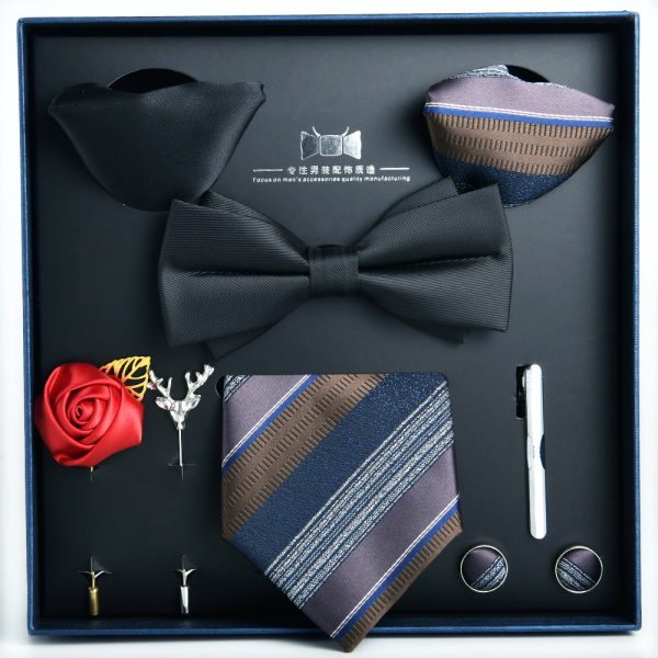 Set elegant 8 piese, MENZ®, model Gift, cravata, ac cravata, papion, 2 batiste, butoni, ornamente rever, maro/bleumarin