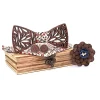 Set papion barbatesc elegant din lemn MENZ®, model Elegant Wood, cu batista galbena, butoni si brosa, intr-o cutie de lemn, cadoul ideal pentru nunta, aniversare sau ocazii speciale, alb/multicolor