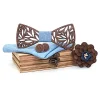 Set papion barbatesc elegant din lemn MENZ®, model Elegant Wood, cu batista galbena, butoni si brosa, intr-o cutie de lemn, cadoul ideal pentru nunta, aniversare sau ocazii speciale, albastru deschis