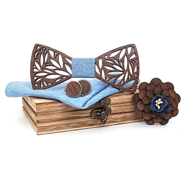 Set papion barbatesc elegant din lemn MENZ®, model Elegant Wood, cu batista galbena, butoni si brosa, intr-o cutie de lemn, cadoul ideal pentru nunta, aniversare sau ocazii speciale, albastru deschis
